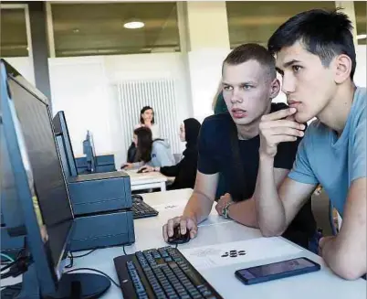  ?? Foto: Chris Karaba ?? Dima (links) und Oiatillo aus der Ukraine, beide 17, bekommen in einer Empfangskl­asse am Lënster Lycée Unterricht in Geometrie.