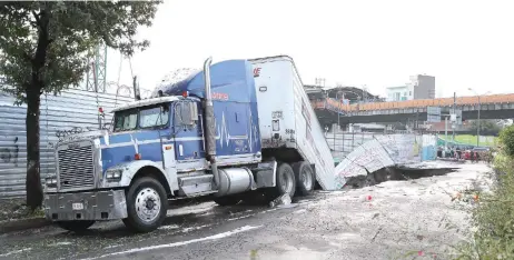  ??  ?? Autoridade­s informaron que la obra cercana al socavón que se abrió en las avenidas Oceanía y Peñón, en la colonia Pensador Mexicano, fue suspendida.