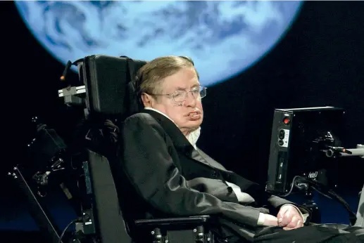  ??  ?? Nel 2008 Stephen Hawking alla George Washington University, a Washington D.C, durante la lectio magistrali­s «Perché dovremmo andare dentro lo Spazio»