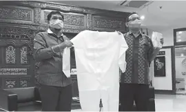  ?? FRIZAL/JAWA POS ?? STIMULUS: Machfud Arifin (kiri) saat memberikan bantuan APD ke Rumah Sakit Universita­s Airlangga dan diterima secara simbolis oleh Rektor Unair Prof Mohammad Nasih.