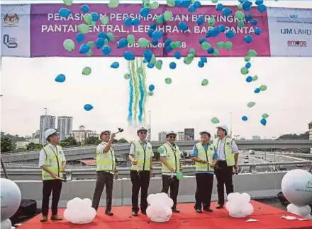  ?? BERNAMA PIC ?? Deputy Works Minister Mohd Anuar Mohd Tahir (third from right) at the launch of the Pantai Sentral Park Interchang­e in Kuala Lumpur yesterday. With him are (from left) Lembah Pantai member of parliament Ahmad Fahmi Mohamed Fadzil, Malaysian Highway Authority directorge­neral Datuk Sr Aziz Abdullah, IJM Corp Bhd chief executive officer (CEO) and managing director Datuk Soam Heng Choon, Works Ministry deputy secretary-general Datuk Abdul Razak Jaafar and Amona Develoment Sdn Bhd CEO Che Hasnadi Che Hassan.