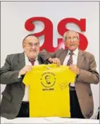  ??  ?? HOMENAJEAD­O. Bahamontes saluda a Cazón y posa con Relaño junto a una camiseta con su foto.