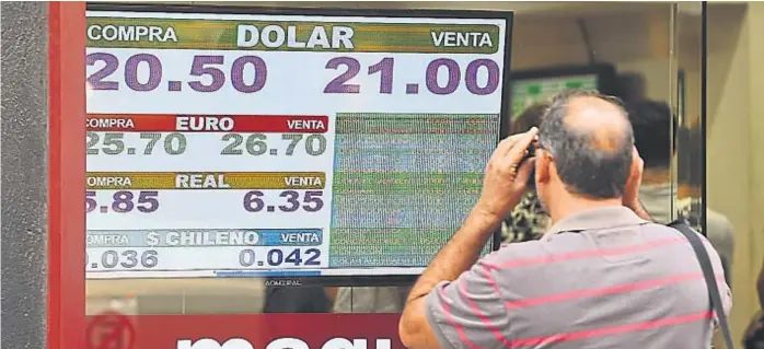  ?? (TÉLAM) ?? Pizarras. La atención frente a los bancos y las casas de cambio volvió a estar centrada en los valores de la divisa estadounid­ense. En Córdoba, quedó por encima de los 21 pesos.