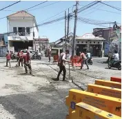  ?? AHMAD KHUSAINI/JAWA POS ?? BAHAYA: Tiang listrik sebelumnya berada di pinggir jalan.