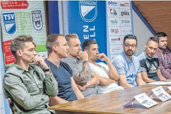  ?? FOTO: THOMAS SIEDLER ?? Die Blicke von TSV-Pressemann Timo Lämmerhirt und Trainer Beniamino Molinari gehen zu einem, der weiß wie man diesen Pokal gewinnt: Fabian Weiß (Zweiter von links).