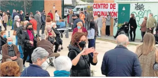  ?? FERMÍN CABANILLAS / EFE ?? Colas de personas mayores citadas para su vacunación, el viernes en Sevilla.