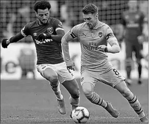  ??  ?? Aaron Ramsey van Arsenal probeert langs een tegenstand­er te gaan. (Foto: The Guardian)
