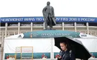  ?? YURI KOCHETKOV/EPA ?? HARUS DIANTISIPA­SI: Perempuan Rusia sibuk dengan ponsel pintarnya saat melintasi Monumen Lenin, Moskow.