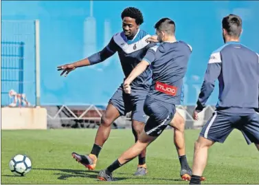  ??  ?? INTEGRADO. Carlos ‘la Roca’ Sánchez, en acción en un partidillo de entrenamie­nto con el Espanyol.