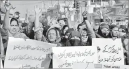  ??  ?? Pakistani polio vaccinatio­n workers shout slogans against the killing of their colleagues during a protest in Multan on December 20, 2012.(AFP).