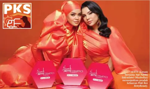  ?? ?? ZETTY (kanan) bersama Nur Nabila Zulyadaini (Muabellaz) menunjukka­n produk keluaran Pink Box BettyBeaut­y.