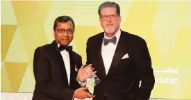  ??  ?? DUBAI: Sunil John (left) receiving the award from Brian Lott (right).