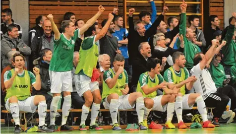  ?? Fotos: Andreas Lode ?? Nach einem anstrengen­den Hüttenwoch­enende konnten die Kicker des FC Horgau um Spielertra­iner Franz Stroh (ganz links) mit ihren Fans den Sieg beim Hauptrunde­nturnier in Dinkelsche­rben bejubeln.