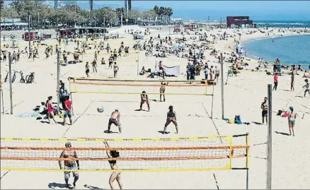  ?? CESAR RANGEL ?? Los partidos de voleibol se sucedieron ayer en la zona deportiva de la playa ante la Villa Olímpica