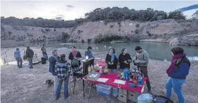  ?? Jordi Otix ?? Un grup de veïns es mobilitzen per salvar la bassa de Llinars del Vallès, divendres passat.