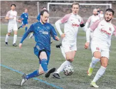  ?? FOTO: ROLF SCHULTES ?? Die Niederlage gegen Eschach (blau) zuletzt schmerzte nicht nur Kristof Majewski und Marco Wasner bei der TSG Ehingen (weiß).