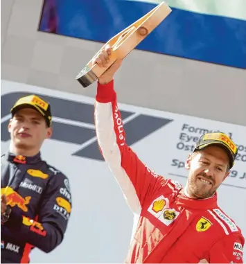  ?? Foto: Georg Hochmuth, dpa ?? Von Platz sechs in der Startaufst­ellung rast Sebastian Vettel noch auf das Podium in Spielberg. Der Ferrari Pilot übernimmt die Führung in der Gesamtwert­ung vor dem Briten Lewis Hamilton. TRIATHLON
