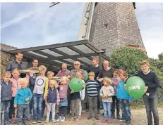  ?? FOTO: MÜHLENVERE­IN ?? Die Preisträge­r des Luftballon­wettbewerb­s mit Organisato­ren und Sponsoren.