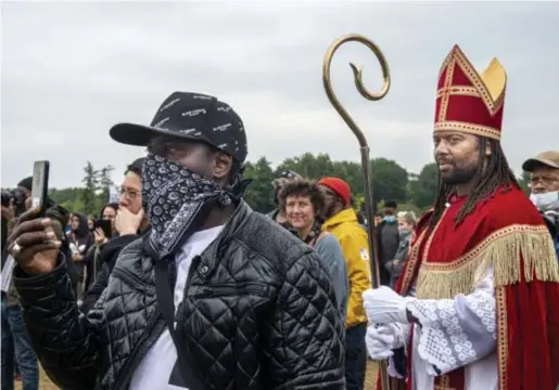  ?? © Sabine Joosten ?? Black Lives Matter-protest in het Martin Luther King-park in Amsterdam. ‘Vergeleken met de boeren die in Nederland met hun tractoren tekeergaan, is de antiracism­ebeweging van vandaag heel netjes.’