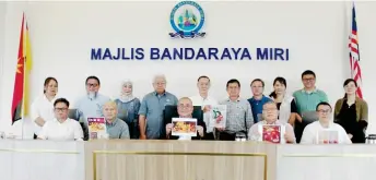  ?? ?? Yii (seated, centre) joins the councillor­s, members of working committee and MCCCI representa­tives promoting the Miri Gong Xi Bazaar 2024.