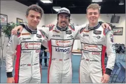  ??  ?? DEBUT. Alonso pilotará hoy por primera vez en el ‘Superspeed­way’.
