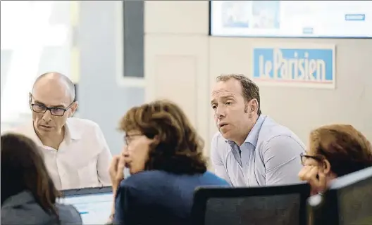  ?? STEPHANE DE SAKUTIN / AFP ?? Stéphane Albouy, director de Le Parisien, presidint un consell de redacció el 2015