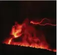  ?? Foto: Europa Press, dpa ?? Ein vulkanisch­er Blitz über dem Vulkan Cumbre Vieja.