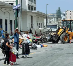  ??  ?? L’operazione Una fase dello sgombero avvenuto la mattina del 9 giugno