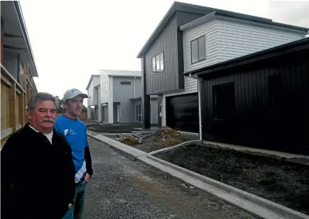  ?? SUPPLIED ?? Developers John Screen, left, and Steve Dixon on the site of one of their duplex developmen­ts in Hamilton.