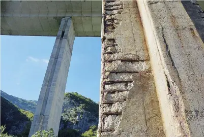  ??  ?? Tra Roma, Pescara e Teramo I piloni della Strada dei Parchi. Il ponte Biselli (sopra) e il Cerchiara (Isola del Gran Sasso)