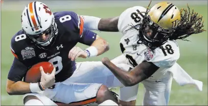  ?? John Bazemore ?? The Associated Press Former Central Florida linebacker Shaquem Griffin, right, shown sacking Auburn quarterbac­k Jarrett Stidham during the
Peach Bowl, is showing NFL coaches what he can do at a variety of positions during Senior Bowl practice in...