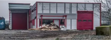  ?? FOTO RAYMOND LEMMENS ?? Speurders roken onraad na de ontdekking van de bestelling van ongewoon grote hoeveelhed­en chemische producten bij een inmiddels opgedoekte zeepfabrie­k in Lommel.