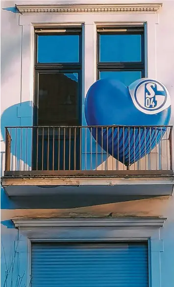  ?? Fotos: Marco Scheinhof ?? Die Liebe zum FC Schalke ist in Gelsenkirc­hen groß – hier bestens auf einem Balkon im Zentrum der Stadt zu sehen. Die Liebe aber wird in dieser Saison auf eine harte Probe gestellt.