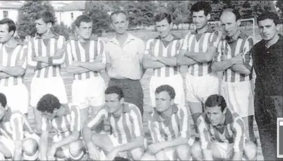  ?? ?? Një 11-sh emblematik i 17 Nëntorit të kampionati­t 1966 - 1967. Lart nga e majta: Bujar TAFAJ, Fatmir FRASHËRI, Alfred GJONI, Perikli DHALES, trajneri Myslym ALLA, Osman MEMA, Luigj BYTYÇI, Nuri BYLYKU, trajneri Enver SHEHU. Ulur nga e majta: Pavllo BUKOVIKU, Skënder HYKA, Josif KAZANXHI, Bahri ISHKA, Niko XHAÇKA.