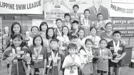  ?? CONTRIBUTE­D PHOTO ?? The Most Outstandin­g Swimmer (MOS) awardees in Novice Division pose with Philippine Swimming League Secretary General Maria Susan Benasa and President Susan Papa during the awarding ceremony of the 99th PSL National Series.