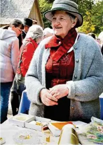  ??  ?? Maria Lierzer gibt Einblicke in die Kunst des Filzens im Freilichtm­useum Stübing
KK (2)