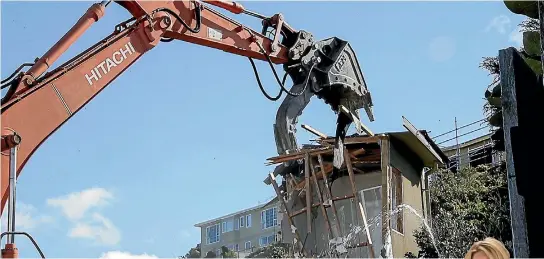  ?? KEVIN STENT / FAIRFAX NZ ?? It took just one hour to demolish Dean Derwin’s leaky Newlands home.