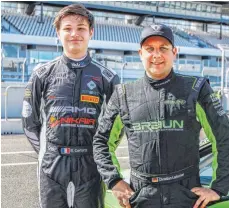  ?? FOTO: HOLZER ?? Wollen den vierten Sieg in Oschersleb­en in Folge einfahren: Benjamin Cartery mit dem Chef des Greenlion Motorsport­teams, Christian Ladurner (rechts).