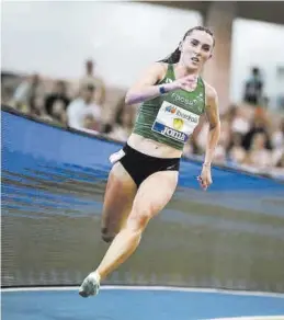  ?? ?? Paula Sevilla, atleta del Facsa Playas, logró el triunfo en los 200 metros.