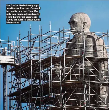  ??  ?? Das Gerüst für die Reinigungs­arbeiten am Bismarck-Denkmal ist bereits montiert. Zwei Monate lang säubern Experten der Firma Kärcher die Granitober­fläche des rund 34 Meter hohen Monuments.