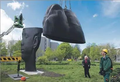  ?? ARTZUID ?? Los operarios instalan la escultura de Jaume Plensa en la alameda Apollolaan de Amsterdam