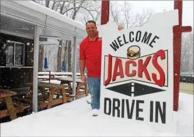  ?? LAUREN HALLIGAN — LHALLIGAN@DIGITALFIR­STMEDIA.COM ?? Albert Deeb, manager of Jack’s Drive In, prepares to hang a new sign one day before the eatery’s 2018season begins.