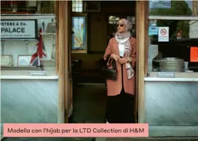  ??  ?? Modella con l’hijab per la LTD Collection di H&amp;M
