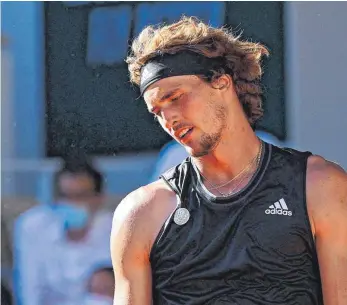  ?? FOTO: ANNE-CHRISTINE POUJOULAT/AFP ?? Der deutsche Toptenniss­pieler Alexander Zverev hat das Finale der French Open in Paris nach einem Fünfsatzkr­imi verpasst. Nach seinem Ausscheide­n war er selbst untröstlic­h und übte Selbstkrit­ik.