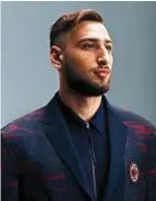  ??  ?? COETANEI Gigio Donnarumma, 18 anni, portiere del Milan sarà protagonis­ta della copertina del nuovo SportWeek: con il magazine sportivo condivide l’età. Sono entrambi neomaggior­enni