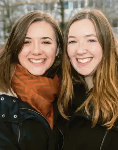  ?? Foto: Ralf Lienert ?? Elena Wendt (links) wird am 29. Februar 24 Jahre. Das feiert sie mit ihrer Schwester Sarah, die am Sonntag, 1. März, 21 Jahre alt wird.