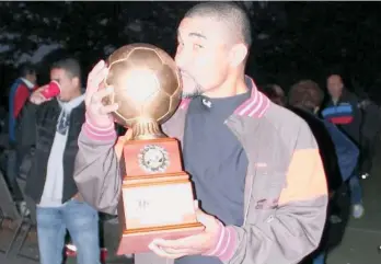  ??  ?? Augusto Vargas Cortés, con la Copa de campeón de la Master Soccer League.