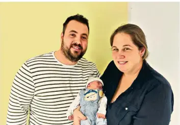  ??  ?? Kathrin und Marcel Phlipsen mit ihrem neugeboren­en Sohn Leo, der im Krankenhau­s Neuwerk zur Welt gekommen ist.