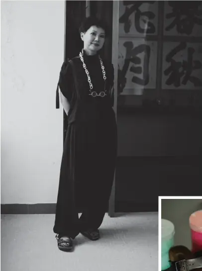  ??  ?? Zhou Li — artista plástica, con sus Arizona de cuero negro engrasado, compradas en 2010. Fotografia­da en Shenzhen, 2019.