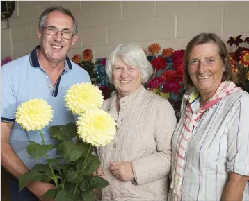  ??  ?? Trevor Stevenson, best in class Charlie Two Dahlias, with Mary Markham and Catherine Coveney.